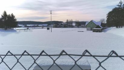 Bild: Portner
Der Stadtrat steht einstimmig dahinter, dass das komplette Sportgelände „Am Sandradl“ (im Bild der TSV-Fußballplatz) künftig am letzten Juli-Wochenende für die Großveranstaltung „Handball rockt“ zur Verfügung steht. Diese „Fremdnutzung“ soll im neuen Pachtvertrag mit dem Bogenclub verankert werden.