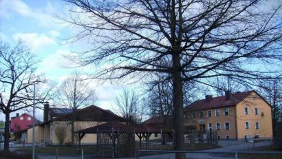 Bild: bjp
Turnhalle, Feuerwehrgerätehaus, Gemeindekanzlei und Mittagsbetreuungs-Pausenhalle sollen heuer und im kommenden Jahr in einen Anziehungspunkt für Menschen aller Generationen verwandelt werden. Hierfür will die Gemeinde bestmögliche Förderkonditionen aushandeln: Für Turnhalle und Vorplatz hofft sie auf 90 Prozent Zuschuss.