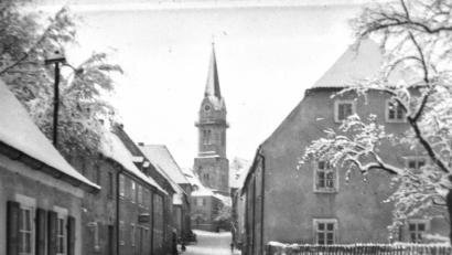 Bild: Robert Müller/exb
Die Pfarrgasse im Winterkleid mit Blick auf den Marktplatz und auf den Turm der katholischen Pfarrkirche. Das war 1953. Das Anwesen (linke Seite) wurde einige Jahre später aufgestockt.