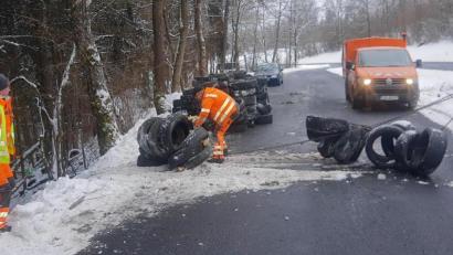 Bild: ld
Mit einer Winde zogen die Bauhofmitarbeiter die zusammengehängten Reifen aus dem Tal nach oben auf den Parkplatz.