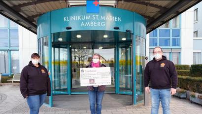 Bild: Klinikum/Borchers/exb
Spendenübergabe vor dem Klinikum St. Marien: Antonia Stangl (links) und Armin Stangl (rechts) von der Facebook-Gruppe "Motorradtouren Bayern" mit Lydia Moosburger vom Kinderpalliativteam Ostbayern.