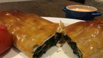 Bild: Michael Schiffer
Seinen schönen Glanz bekommt der Mangold-Strudel durch das Bestreichen mit einer Mischung aus Eigelb und Milch.