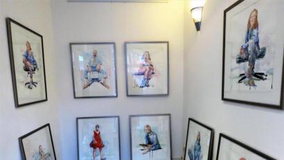 Bild: ubb
Aktuell können in Rudis Galerie Werke des gebürtigen Schwandorfers Tilo Ettl besichtigt werden. Zu sehen sind bekannte und unbekannte Menschen in Ganzkörperansicht.