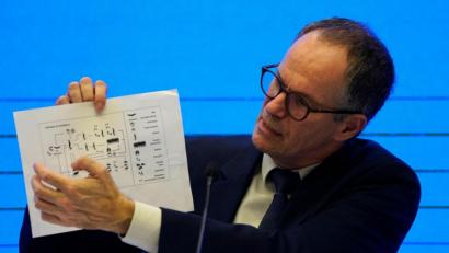 Bild: Ng Han Guan
Peter Ben Embarek, Chef des WHO-Teams, zeigt bei einer Pressekonferenz in Wuhan eine Grafik mit Übertragungswegen des Coronavirus.