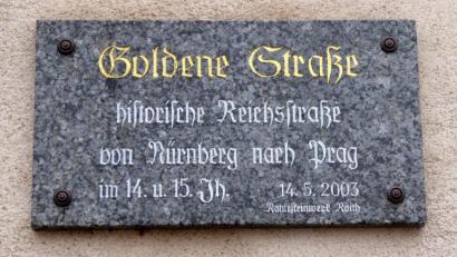 Bild: fsb
Bereits im Juli 2016 war eine Gedenktafel über die "Goldene Straße" am evangelischen Gemeindehaus enthüllt worden.