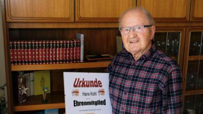 Bild: do
Noch mit 90 Jahren zählt Hans Kohl zu den Stützen des Eschenbacher Männerchores. Während seiner "Sängerkarriere" wurde er mit vielen Auszeichnungen geehrt. Die wichtigste ist für ihn die Ehrenmitgliedschaft bei der Liedertafel.