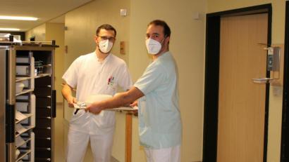 Bild: Marie Ehras, St-Anna-Krankenhaus Sulzbach-Rosenberg/exb
Helfende Hände der Bundeswehr im St- Anna-Krankenhaus in Sulzbach-Rosenberg: Soldat Dirk Jablovski (rechts) unterstützt Stephan Röthenbacher (Pflegerische Leitung der Station Chirurgie 2) zum Beispiel bei der Essensausgabe. Aus Hygienegründen tragen die Soldaten dabei keine Uniform, sondern die Dienstkleidung des Krankenhauses.