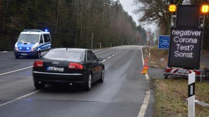 Bild: jr
Am Grenzübergang bei Waldsassen wird momentan sehr stark kontrolliert, ob die tschechischen Grenzgänger einen negativen Coronatest vorlegen können.