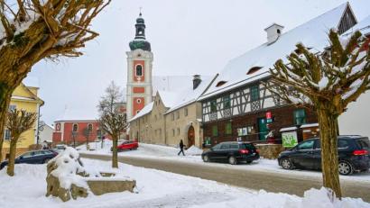 Bild: sds
Der Marktplatz von Bad Neualbenreuth ist tief verschneit.