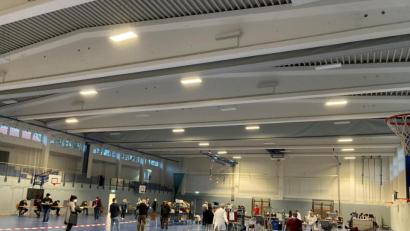 Bild: Stefanie Gradl
Viel Platz bietet die Dreifachturnhalle der Vilsecker Schule, so dass die erforderlichen Abstände bei der Blutspendeaktion leicht eingehalten werden konnten.