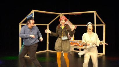 Bild: Kulturamt Amberg/exb
Das Kinderstück „Katze mit Hut“ – anarchisch, witzig, liebevoll und mit Ohrwurmgarantie.