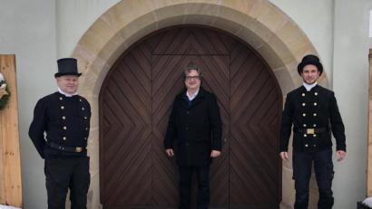 Bild: Stadt Pressath
Reinhold Hirsch (links) übergibt den Pressather Kehrbezirk an seinen Nachfolger Christoph Fröhler (rechts). Bürgermeister Bernhard Stangl wünscht Fröhler farblich angepasst viel Glück als neuen Kaminkehrer von Pressath.