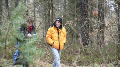 Bild: Gabi Schönberger
Welche Firmen könnten sich im geplanten Gewerbegebiet West IV ansiedeln? Beim Waldspaziergang macht Norbert Samhammer sich so seine Gedanken.
