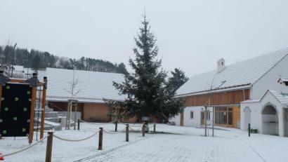 Bild: ohr
Die Gemeinde Schwarzach machte auf der Basis der Initiative „Leerstandsoffensive Brückenland Bayern-Böhmen“ aus dem alten Schlossbauernhof in Altfalter mit starkem bürgerlichen Engagement eingelungenes Dorfzentrum. Nun beschloss der Gemeinderat, weitere Kleinprojekte anzumelden.