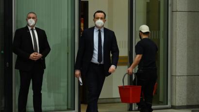 Bild: Soeren Stache/dpa
Jens Spahn (M.), Bundesgesundheitsminister, kommt zu einer Pressekonferenz in Berlin.