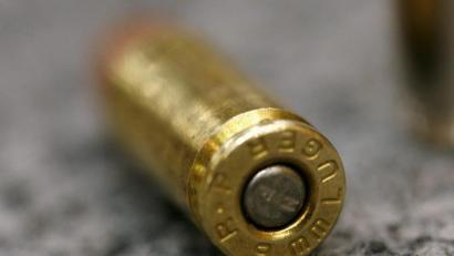 Symbolbild: Daniel Karmann/dpa
Bei einer Verkehrskontrolle entdeckten die Beamten, in einem Kofferraum, ein Gewehrmagazin mit zehn Manöverpatronen.