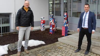 Bild: soj
Bürgermeister und Schulverbandsvorsitzender Wolfgang Söllner (re.) und Rektor Alexander Köstler planen die Zukunft der Mittelschule in Ebnath