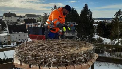 Bild: Stadt Vohenstrauß/exb
Markus Süß gehört zu den Männern des Bauhofteams, die das neue Storchennest auf dem Salzsilo in 20 Metern Höhe errichteten.
