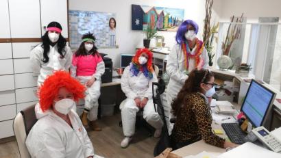 Bild: Hirsch
In einer Schwandorfer Arztpraxis wollten die Mitarbeiterinnen nicht ganz auf die Tradition des Weiberfaschings verzichten.