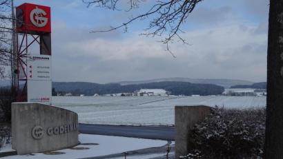Bild: Houschka
Nach einem Notartermin ist der Weg frei zur Werkserweiterung von Europas größtem Betonsteinhersteller: Nördlich ihrer bisherigen
Unternehmensgrenze ist die Firma Godelmann in den Besitz von neun Hektar Fläche gekommen.