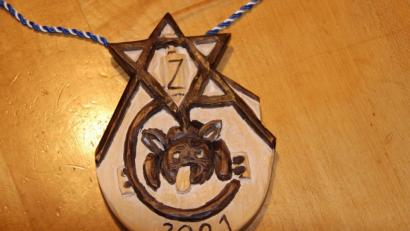 Bild: prh
Er ist wieder sehr originell geworden, der Zoiglorden 2021 von Alfons Kistenpfennig. Dem Schwarzen Kater hängt in Corona-Zeiten die Zunge heraus. Eine Zoiglinjektion wird ihn wieder zu neuem Leben erwecken.