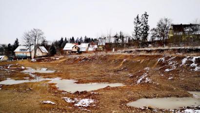 Bild: td
Einen halben Hektar ist das ursprüngliche Baugebiet zwischen Regensburger Straße (im Hintergrund) und Dr.-Cremer-Weg in Traunricht groß. Erste Erdbewegungen wurden dort schon ausgeführt.