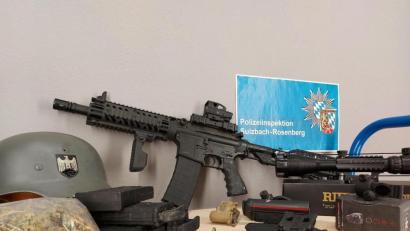 Bild: Polizei
Bei dem sichergestellten Gewehr handelt es sich laut Polizeiangaben um eine CO2-Paintball-Waffe, die von dem verhängten Waffenbesitzverbot erfasst wird. Der Besitzer sei nach aktuellem Ermittlungsstand keiner politischen Gesinnung zuzuordnen.