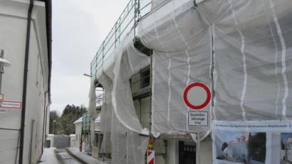 Bild: kgg
Die Brauhausstraße ist seit Donnerstag wegen Abbrucharbeiten nach der Kurve bis auf weiteres für den Durchgangsverkehr gesperrt.