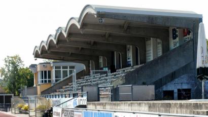 Archivbild: Stephan Huber
Das Stadion am Schanzl in Amberg bleibt weiterhin leer. Die Fußballer müssen wie alle anderen Amateursportler bis mindestens 7. März auf grünes Licht aus der Politik warten.