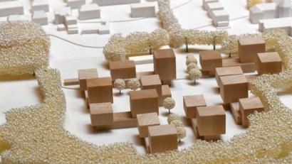 Bild: Gabi Schönberger/Modell: Architekten Angelika Zwingel und Florian Dilg, München
Blick auf den Siegerentwurf und den nördlichen Teil des Wohnparks Turnerweg, der von einem breiten Grüngürtel eingerahmt ist. Nun ist der Vorentwurf des Bebauungsplanes gebilligt (links die bestehenden Tennishallen des TC Grün-Rot).