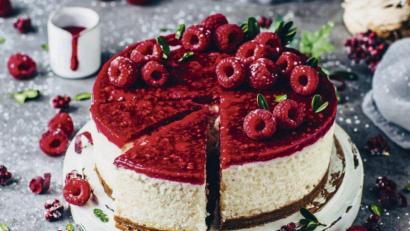 Bild: Bianca Zapatka/riva Verlag/dpa
Der Boden aus Haferkeksen wird fünf bis sechs Minuten vorgebacken. Dadurch wird die Kokos-Milchreis-Torte schön knusprig.