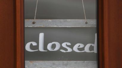 Bild: Helmut Fohringer/dpa
Ein Schild mit der Aufschrift "closed" (geschlossen) hängt an der Tür eines Gastronomiebetriebes.