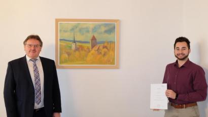 Bild: Stefanie Gradl
Bürgermeister Hans-Martin Scherl gratuliert Dominik Gruber (rechts) zur bestandenen Prüfung.