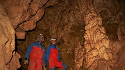 Archivbild: Bergwacht Amberg/exb
Zwei Höhlenretter der Bergwacht Amberg in einer Höhle im Landkreis Amberg-Sulzbach.