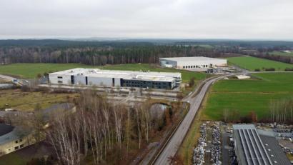 Bild: eg
Im interkommunalen Gewerbegebiet bei Wiesau sollen im Frühjahr die Bauarbeiten beginnen. Die Schott AG errichtet hier auf einer Fläche von rund sieben Hektar ein Logistikzentrum. Und die Ziegler-Group (rechts) erweitert ihr Logistik-Zentrum.