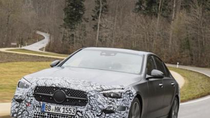 Bild:  Daimler AG/dpa
Ausfahrt mit Tarnung: Noch will Mercedes die letzten Details zur Optik der neuen C-Klasse nicht verraten.