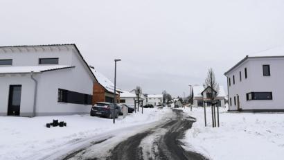 Bild: lnz
Die Straße „Hintere Griesäcker“ im Neubaugebiet „Griesäcker“ in Pleußen ist nun offiziell eine Ortsstraße. Die Widmung des 256 Meter langen Straßenstücks erfolgte durch einen Beschluss im Mitterteicher Stadtrat.