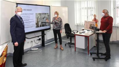 Bild: njn
Ein Whiteboard ersetzt in den Klassenzimmern die gute alte Kreidetafel. Das Zusammenspiel von Tafel, Bildschirm und Kamera ließ sich (von links) Bürgermeister Johannes Reger von der stellvertretenden Schulleiterin Claudia Wolf und dem externen IT-Berater Siegfried Dötterl erklären.