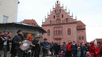Archivbild: bmr
Den Faschingsendspurt 2020 läutete in Sulzbach-Rosenberg die Bettler Big Band ein. In Corona-Zeiten beschallt das Glockenspiel des Rathauses den Luitpoldplatz in den närrischen Tagen jeweils um 11.11 Uhr mit Michl Müllers "längster Polonaise der Welt".