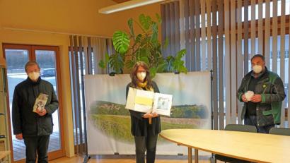 Bild: fvo
Unter 33 Vorschlägen zieht Bürgermeister Josef Beimler (rechts) im Beisein von Kita-Leiterin Sonja Kick und Pfarrer Norbert Götz die Gewinner der "Eis- und Schneeaktion".