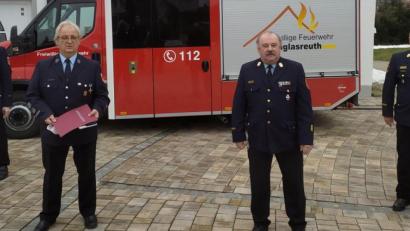 Bild: öt
Kreisbrandmeister Peter Prechtl (links) sowie Kreisbrandinspektor Otto Braunreuther und Kreisbrandrat Andreas Wührl (von rechts) beglückwünschten Albert Thalhammer zu seinem 30-jährigen Wirken als Kommandant der Feuerwehr Riglasreuth. Sie überreichten ihm als Anerkennung eine Urkunde und Geschenke.