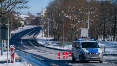 Bild: Nicolas Armer
Der bayerisch-tschechische Grenzübergang bei Schirnding. Wegen massiver Corona-Infektionszahlen in Tschechien und auch in der Grenzregion haben bayerische Landkreise entlang der Grenze strenge Regeln erlassen. +++ dpa-Bildfunk +++
