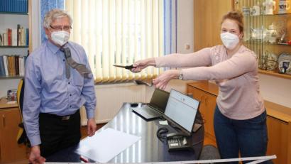 Bild: njn
Mit Abstand schnitt Carolin Böckl die feinste Krawatte von Bürgermeister Johannes Reger durch.