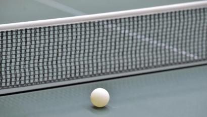 Symbolbild: Ziegler
Ein Tischtennisball liegt auf der Platte. Der Spielbetrieb in Bayern wurde abgebrochen und die Saison annulliert.