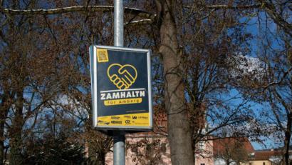 Bild: Michael Sandner
"Zamhaltn in Amberg" - das wird nun auch auf Plakaten, Flyern und Aufklebern sichtbar. So wie hier am Altstadtring beim Kurfürstlichen Schloss.