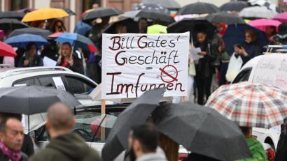 Archivbild: Arne Dedert, dpa
Viele Verschwörungserzählungen ranken sich um Bill Gates. Bei einer Demo in Frankfurt sah man dieses Plakat mit der Aufschrift „Bill Gates ’Geschäft = Impfungen“. Immer mehr Jugendliche und junge Erwachsene, so eine Studie, begegnen in der Coronakrise Falschnachrichten.
