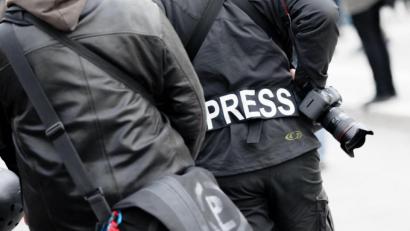 Archivbild: Markus Scholz, dpa
Ein Fotoreporter trägt auf einer Demo einen Aufnäher mit dem Text „PRESS“ auf seiner Jacke, damit Polizei und Demonstranten wissen, dass es sich um einen Journalisten handelt. Auch der Deutsche Presserat hat mehr Schutz von Medienvertretern auf Demonstrationen gefordert.