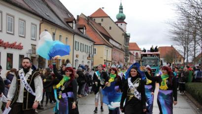Archivbild: kro
Der alljährliche Tirschenreuther Faschingsumzug muss heuer ausfallen. Unser Bild zeigt Mitglieder der Showtanzgruppe der Tursiana beim Zug im vergangenen Jahr.