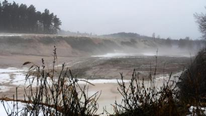 Bild: Gabi Schönberger
Die Winteridylle trügt. Im Frühsommer 2020 wurden in Steinfels bei Mantel auf einer rund 8,5 Hektar großen Fläche Tümpel zugeschüttet und Gehölze zerstört. Eigentlich sollte der Urzustand schon längst wieder hergestellt sein, sagen Naturschützer.