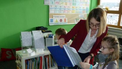 Archivbild: Portner
Das Bild zeigt den Unterricht an der Doktor-Eisenbarth-Grundschule vor der Corona-Pandemie. Am Dienstag beschloss der Stadtrat weitere Anträge für Förderprogramme zu stellen, welche für Schüler und Lehrer den Schulalltag unter den neuen Gegebenheiten erleichtern sollen.